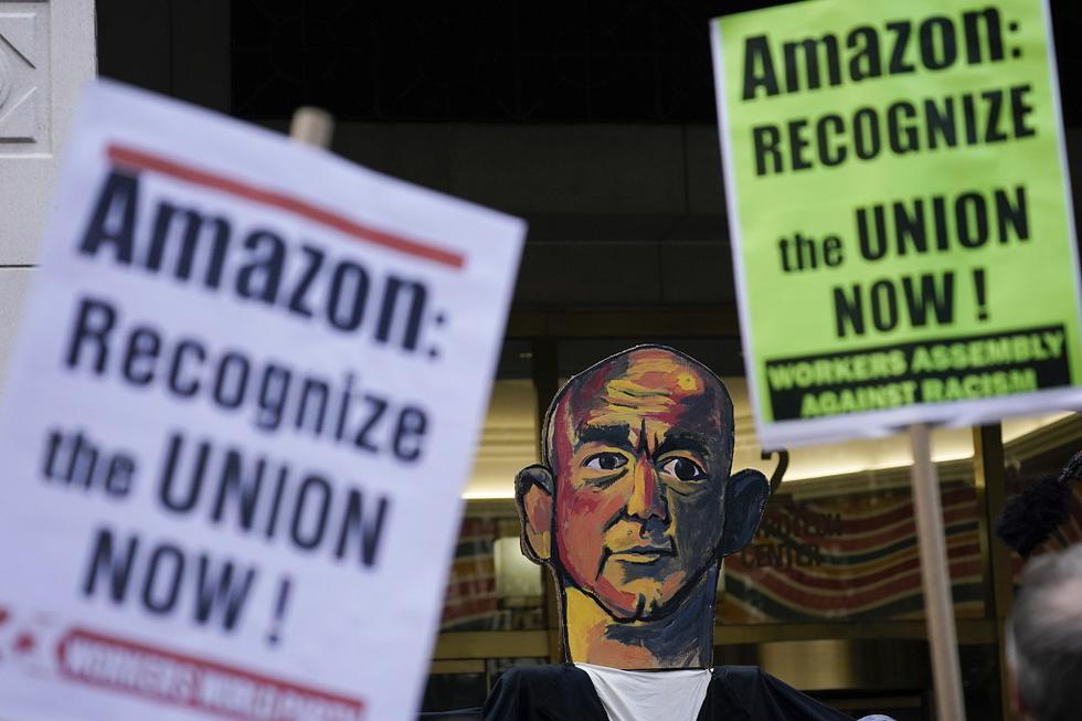 Union organizers have delivered more than 2,000 signatures to federal labor officials in a bid to unionize workers at Amazon’s distribution center in New York’s Staten Island.